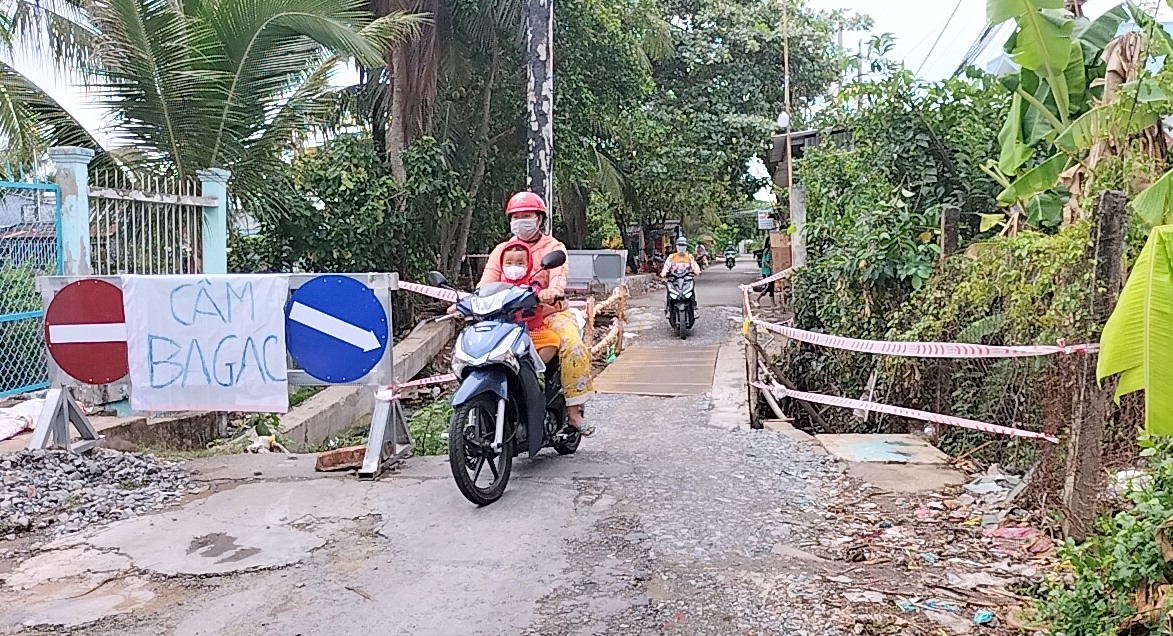 Cầu ông Đực, Trà kha, TP.Bạc Liêu, tỉnh Bạc Liêu người dân tự làm để qua lại sau khi nhà thầu thi công mãi không xong. Ảnh: Nhật Hồ