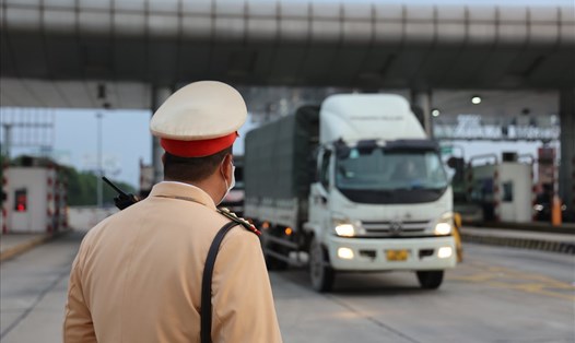 Lực lượng Cảnh sát giao thông bảo đảm trật tự an toàn giao thông trên cao tốc Pháp Vân - Cầu Giẽ. Ảnh: Minh Hoàng