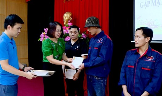 Lãnh đạo Liên đoàn Lao động tỉnh Bắc Ninh tặng quà cho các đoàn viên công đoàn có hoàn cảnh khó khăn. Ảnh: Mạnh Quý