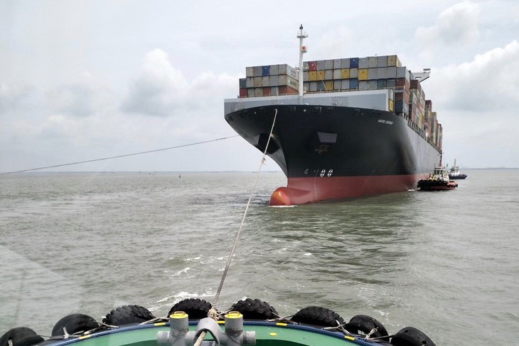 Tàu Maersk Ensenada bị sự cố máy chính đang được các tàu lai kéo đến vị trí neo đậu an toàn. Ảnh: Cảng vụ hàng hải Vũng Tàu