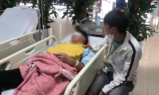 Nạn nhân vụ ngộ độc khí methanol tại Công ty TNHH HS Tech Vina (Bắc Ninh). Ảnh chụp ngày 2.3.2023 tại Bệnh viện Bạch Mai. Ảnh: Bảo Hân