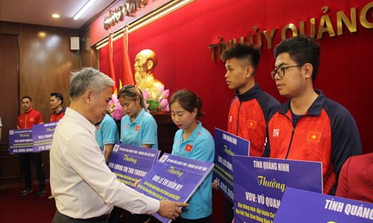 Các vận động viên được UBND tỉnh Quảng Ninh tặng bằng khen. Ảnh: TKV