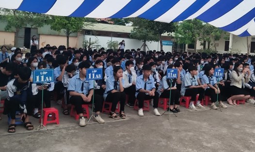 Học sinh Trường THPT Nguyễn Công Hoan (Hưng Yên) được truyền thông về công tác phòng chống tệ nạn xã hội. Ảnh: Sở LĐTBXH Hưng Yên