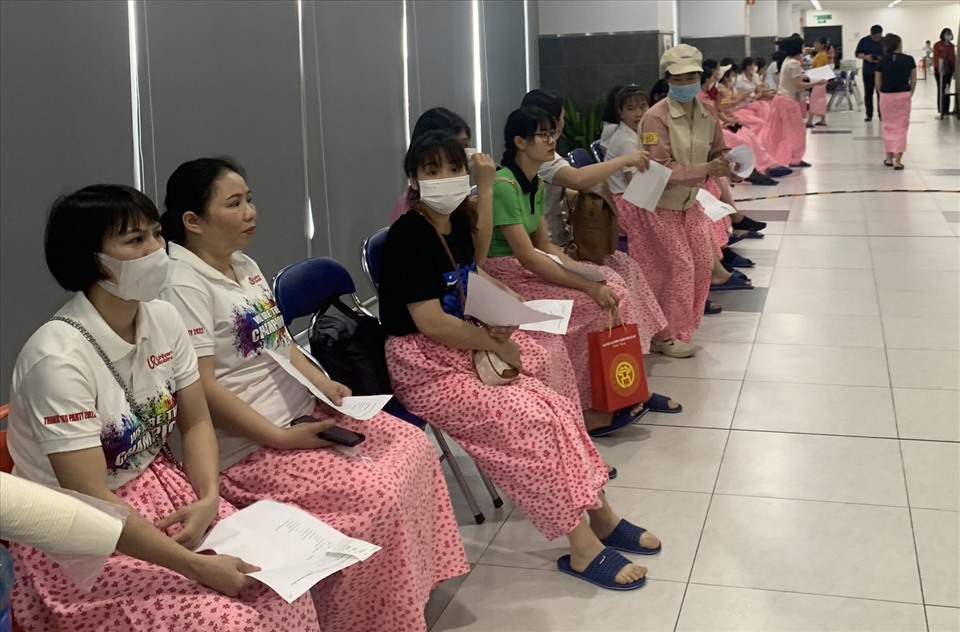 Các nữ công nhân lao động khám sức khoẻ tại Chương trình khám sức khoẻ và phát thuốc miễn phí do Liên đoàn Lao động thành phố Hà Nội tổ chức ngày 27.5. Ảnh: Kim Chi