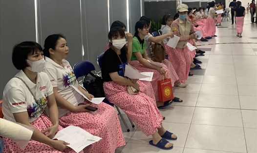 Các nữ công nhân lao động khám sức khoẻ tại Chương trình khám sức khoẻ và phát thuốc miễn phí do Liên đoàn Lao động thành phố Hà Nội tổ chức ngày 27.5. Ảnh: Kim Chi