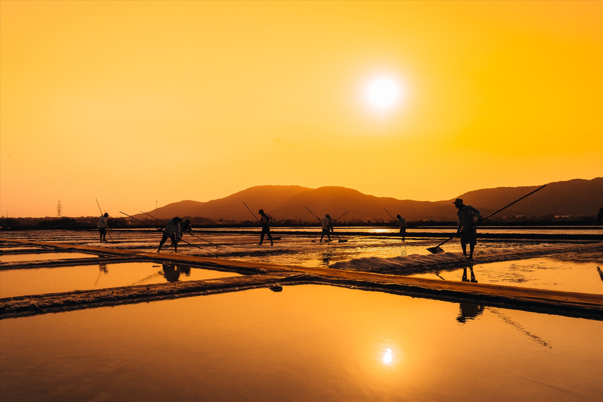 Bình minh trên ruộng muối. Ảnh: Nguyễn Khánh Vũ Khoa