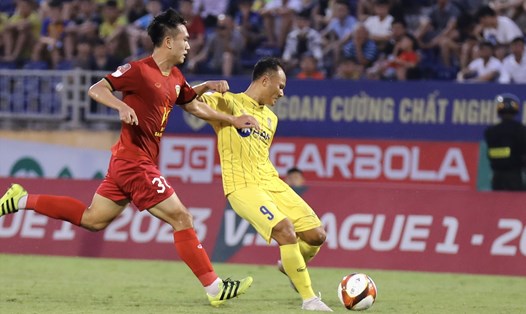 Trận đấu giữa Sông Lam Nghệ An và Hồng Lĩnh Hà Tĩnh ở vòng 8 V.League 2023. Ảnh: Trung Trần
