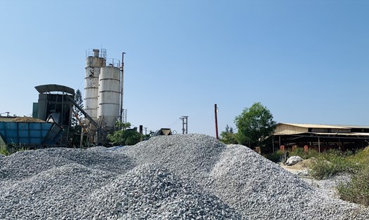 Nhà máy gạch, than, bê tông hoạt động trong khu dân cư tại xã Tam Nghĩa, huyện Núi Thành, Quảng Nam. Ảnh Hoàng Bin