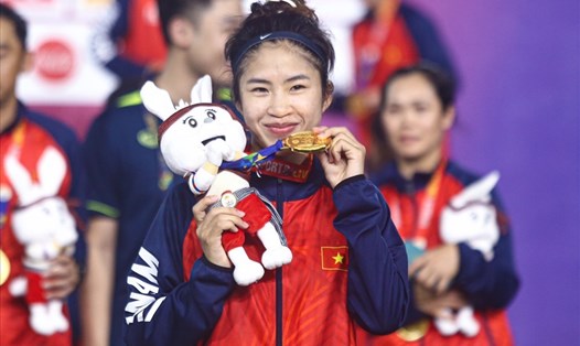 Thanh Nhã với tấm huy chương vàng SEA Games 32. Ảnh: Thanh Vũ