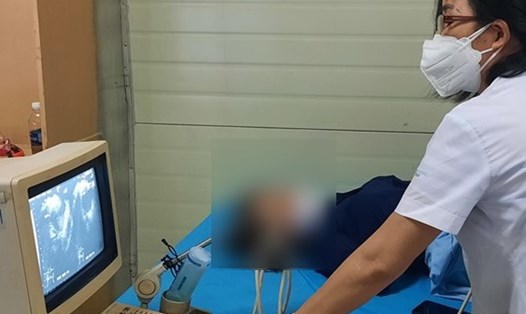 Nữ công nhân tại các khu công nghiệp tỉnh Thái Nguyên đang được khám, chữa bệnh. Ảnh: Công đoàn các KCN tỉnh Thái Nguyên