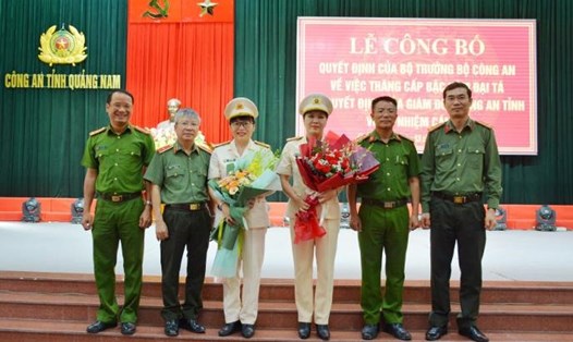 Công an Quảng Nam trao quyết định thăng hàm cho Đại tá Trinh (thứ ba từ trái qua) và bổ nhiệm với Thượng tá Nguyễn Thị Xuân Tiên. Ảnh: Công an Quảng Nam