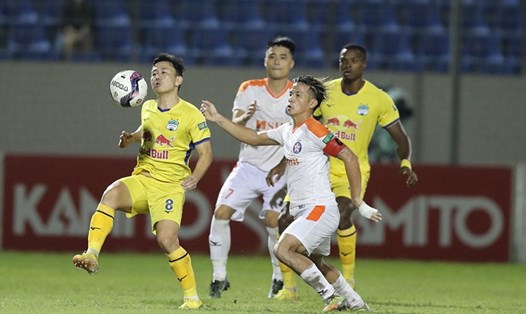Hoàng Anh Gia Lai (áo vàng) bất bại trên sân Đà Nẵng ở 2 trận gần đây nhất. Ảnh: VPF