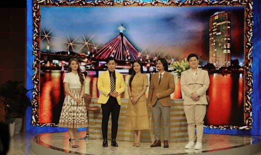 Vợ chồng đạo diễn Hoàng Nhật Nam - Phạm Kim Dung tham gia chương trình "Khách sạn 5 sao". Ảnh: VTV