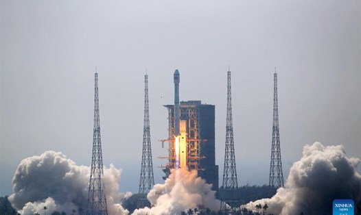 Tên lửa Trường Chinh 8 mang theo 22 vệ tinh phóng từ bãi phóng Văn Xương, tỉnh Hải Nam, Trung Quốc, ngày 27.2.2022. Ảnh: Xinhua