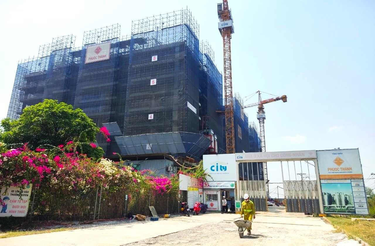 Một dự án nhà ở cho công nhân đang xây dựng ở thành phố Thủ Đức. Ảnh: Minh Quân