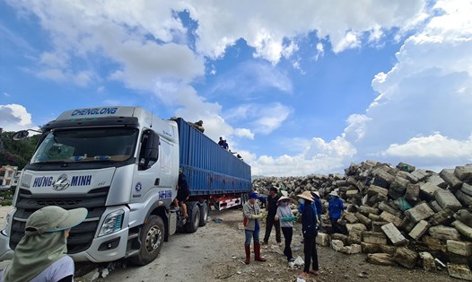 Đưa rác lên xe container để vận chuyển về nhà máy xử lý ở phường Hà Khánh, TP.Hạ Long. Ảnh: Nguyễn Hùng