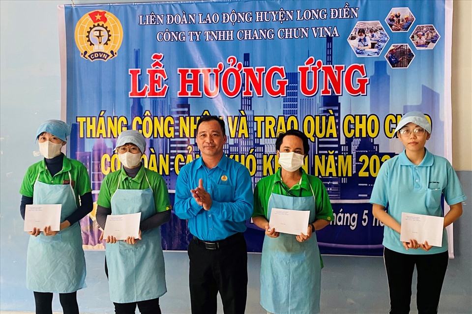 Ông Kiều Minh Sơn - Chủ tịch LĐLĐ huyện Long Điền trao các phần quà hỗ trợ công nhân, người lao động có hoàn cảnh khó khăn trên địa bàn trong Tháng Công nhân 2023. Ảnh: Nguyễn Tuyền