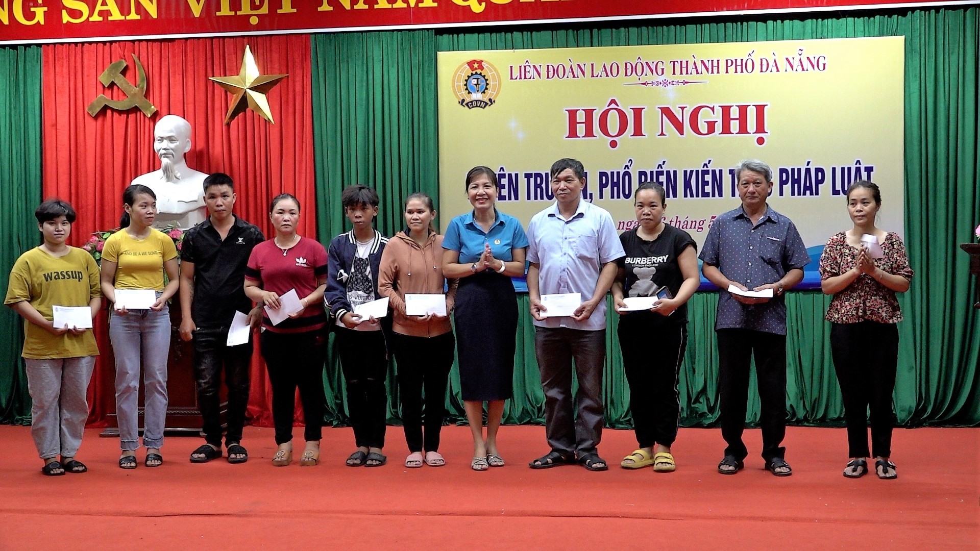 LĐLĐ quận Sơn Trà (Đà Nẵng) trao hỗ trợ 10 suất quà, mỗi suất trị giá 500.000 đồng cho đoàn viên, người lao động có hoàn cảnh khó khăn. Ảnh: Tường Minh