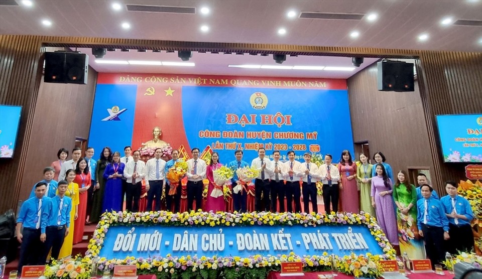 Lãnh đạo Liên đoàn Lao động thành phố và Huyện ủy Chương Mỹ tặng chúc mừng Ban Chấp hành huyện khóa X. Ảnh: CĐCS