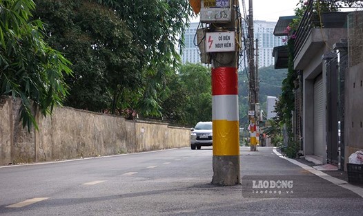 Cột điện giữa đường tại phường Hà Trung, thành phố Hạ Long. Ảnh: Đoàn Hưng