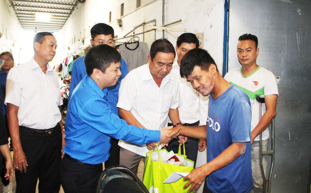 Thăm và tặng quà 2 gia đình công nhân có hoàn cảnh khó khăn tại các khu nhà trọ trên địa bàn huyện Cần Đước. Ảnh: An Long