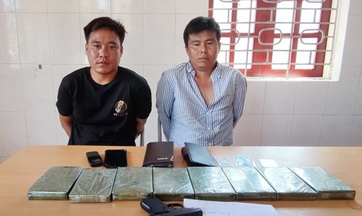2 đối tượng người nước ngoài mang theo súng để vận chuyển gần 3kg ma tuý (8 bánh heroin) từ Lào về Việt Nam. Ảnh: Công an Điện Biên.