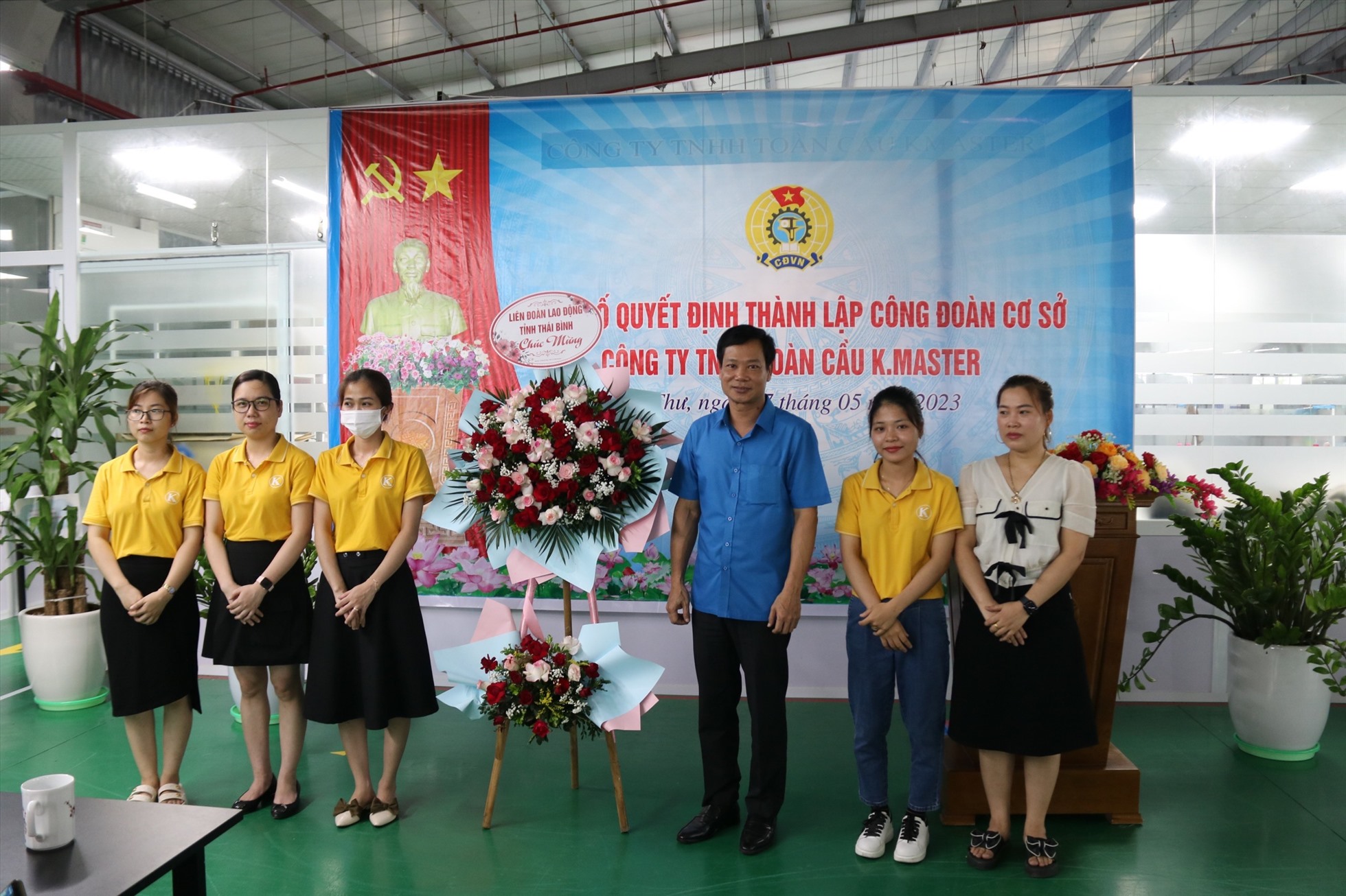 Đại diện LĐLĐ tỉnh Thái Bình tặng hoa chúc mừng CĐCS mới được thành lập. Ảnh: Bá Mạnh