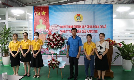 Đại diện LĐLĐ tỉnh Thái Bình tặng hoa chúc mừng CĐCS mới được thành lập. Ảnh: Bá Mạnh