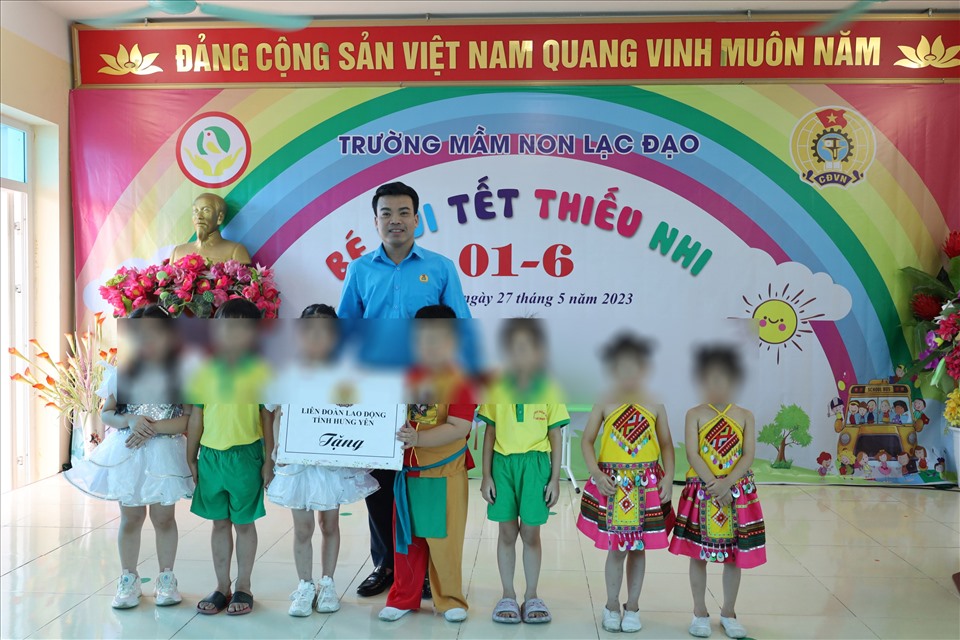 Lãnh đạo LĐLĐ tỉnh Hưng Yên tặng quà cho các cháu thiếu nhi. Ảnh: Đào Thu