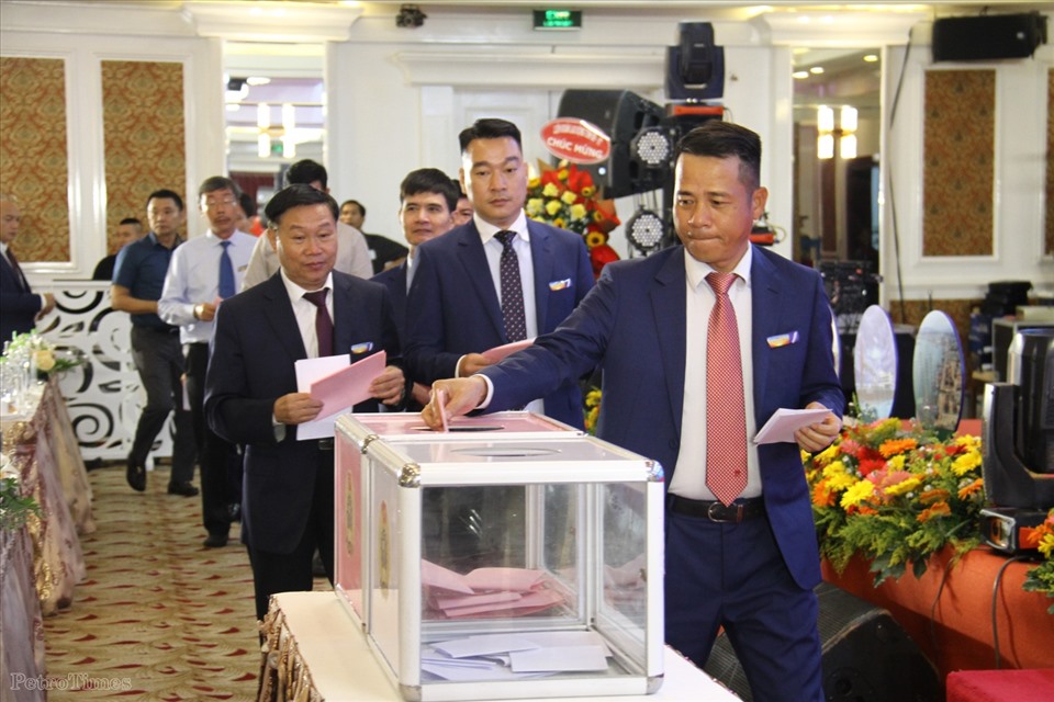 Thực hiện công tác bầu cử tại Đại hội lần thứ VIII, nhiệm kỳ 2023-2028 Công đoàn Tổng công ty Cổ phần Dịch vụ Kỹ thuật Dầu khí Việt Nam. Ảnh: Lê Trúc