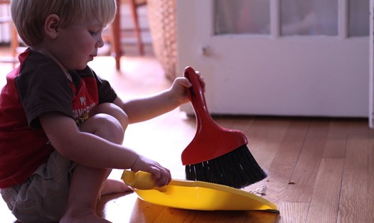 Cha mẹ hãy giao việc nhà phù hợp với lứa tuổi của trẻ. Ảnh: Pixabay