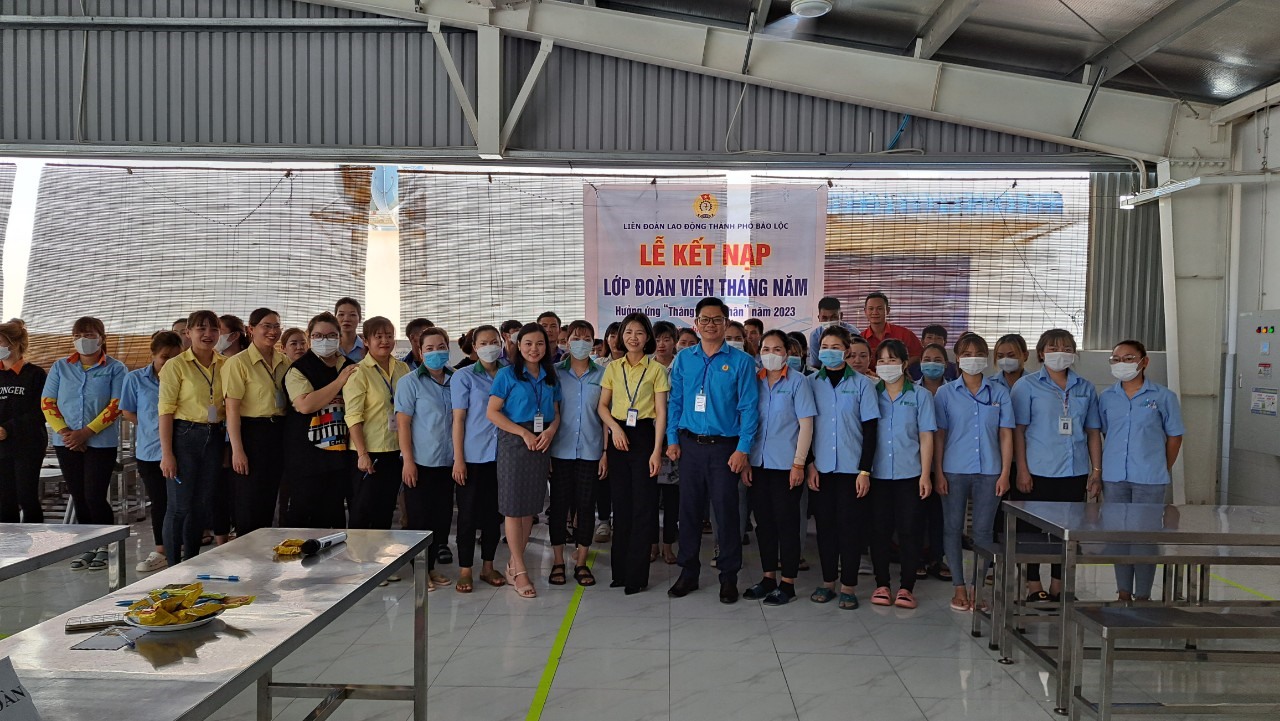 Liên đoàn Lao động TP Bảo Lộc (Lâm Đồng) kết nạp "Lớp đoàn viên tháng 5". Ảnh: Đức Thiệm