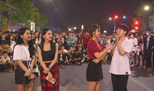 Chương trình ghép đôi tại phố đi bộ Vinh thu hút nhiều bạn trẻ tham gia. Ảnh: Quỳnh Trang