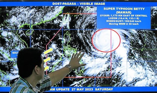 Siêu bão Mawar dự kiến ra khỏi Philippines vào đầu giờ chiều 1.6.2023. Ảnh: Philippine Daily Inquirer
