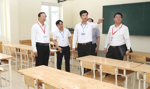Thứ trưởng Phạm Ngọc Thưởng cùng Đoàn kiểm tra của Bộ GDĐT kiểm tra thực tế công tác chuẩn bị cho kỳ thi tốt nghiệp THPT năm 2023 tại Ninh Bình. Diệu Anh