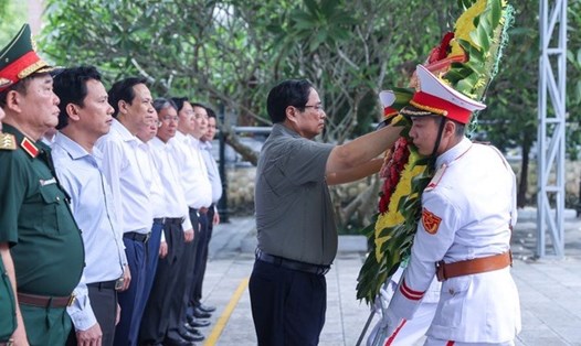 Thủ tướng Phạm Minh Chính cùng đoàn công tác thành kính dâng hương các anh hùng, liệt sĩ tại Nghĩa trang Quốc gia Liệt sĩ Vị Xuyên (Hà Giang). Ảnh: VGP