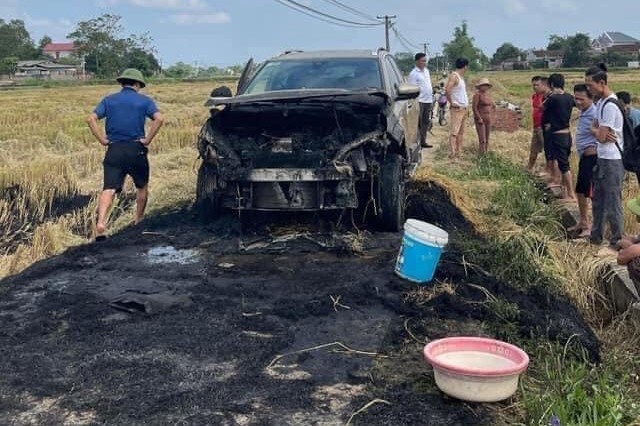 Tái diễn tình trạng đốt rơm rạ sau mùa gặt ở Hà Nội