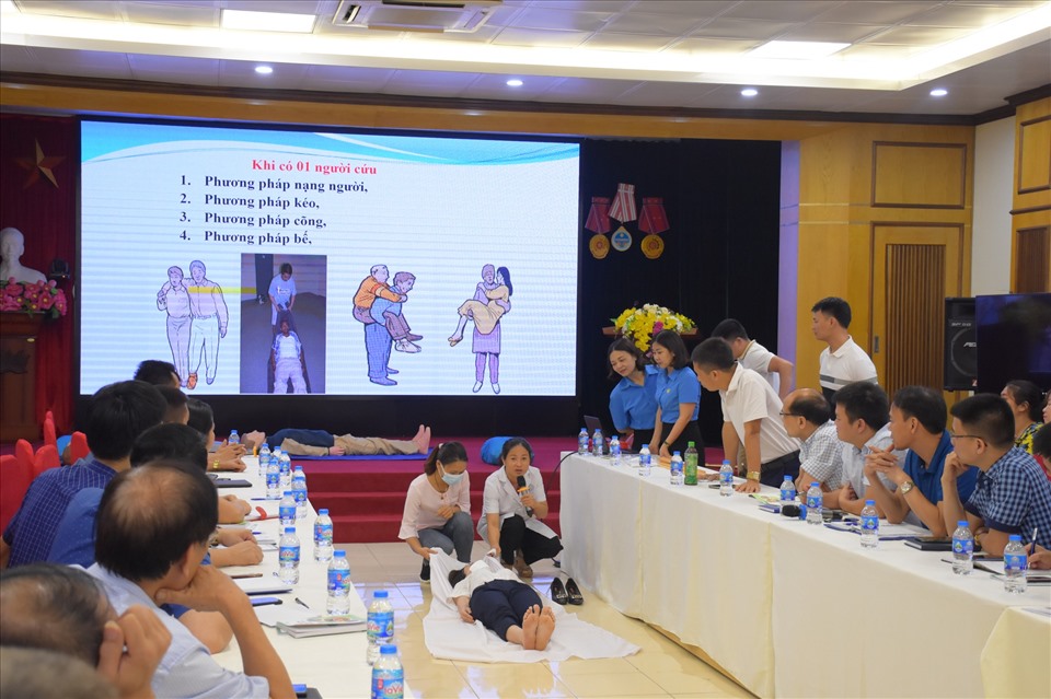 Cán bộ Công đoàn cơ sở và người lao động ngành Dệt May Việt Nam theo dõi nội dung sơ cấp cứu tại lớp tập huấn. Ảnh: CĐCS
