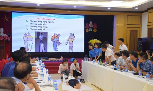 Cán bộ Công đoàn cơ sở và người lao động ngành Dệt May Việt Nam theo dõi nội dung sơ cấp cứu tại lớp tập huấn. Ảnh: CĐCS