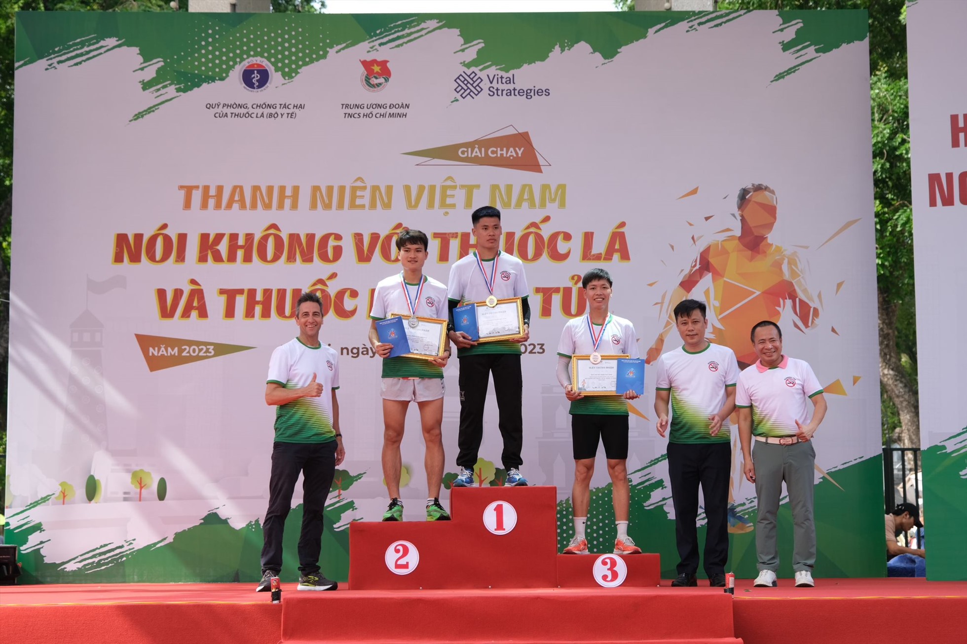 Thanh niên Việt Nam nói không với thuốc lá và thuốc lá điện tử năm 2023. Ảnh: Minh An