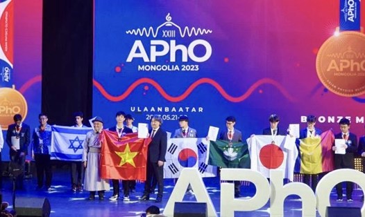 Học sinh Việt Nam nhận giải tại cuộc thi Olympic Vật lý Châu Á - Thái Bình Dương (APhO) năm 2023. Ảnh: MOET