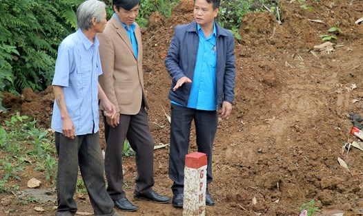 Cán bộ xã Gio An (huyện Gio Linh, tỉnh Quảng Trị) làm công tác giải phóng mặt bằng dự án cao tốc. Ảnh: Hưng Thơ