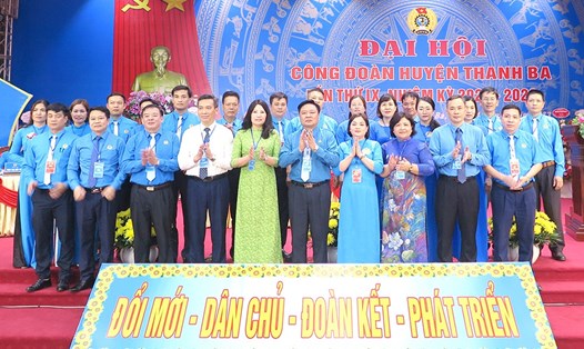 Các đại biểu chụp ảnh cùng Ban Chấp hành và Ủy ban Kiểm tra Liên đoàn Lao động huyện Thanh Ba khóa mới. Ảnh: Thanh Hoà