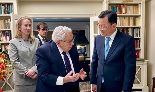 Đại sứ Trung Quốc tại Mỹ Xie Feng (phải) chúc mừng sinh nhật lần thứ 100 của cựu Ngoại trưởng Mỹ Henry Kissinger (giữa), ngày 26.5.2023. Ảnh: Xinhua