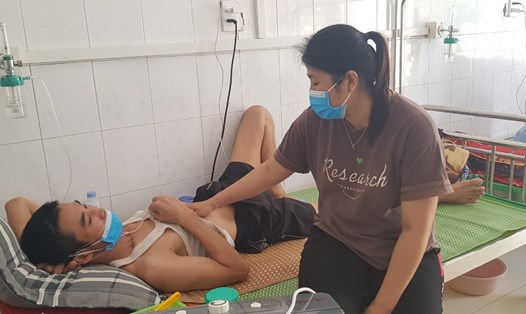 Bệnh nhân Trần Ngọc Hoa (sinh năm 1978, trú xã Nghi Hưng, huyện Nghi Lộc, Nghệ An) đang điều trị với tình trạng sức khỏe yếu, khó thở do bụi phổi biến chứng. Ảnh: Hải Đăng