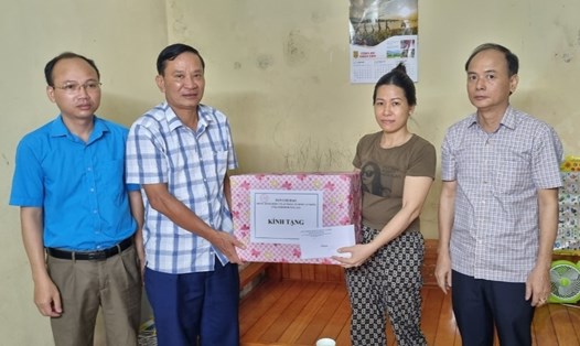 Đại diện Sở LĐTBXH tỉnh Ninh Bình tặng quà cho gia đình có người thân bị tai nạn lao động. Ảnh: Diệu Anh