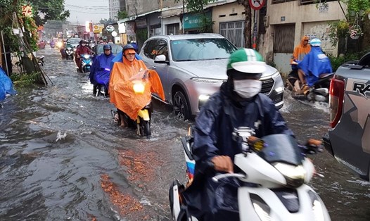 Cảnh báo nguy cơ ngập úng cục bộ ở Nam Bộ do mưa lớn. Ảnh: Minh Quân.