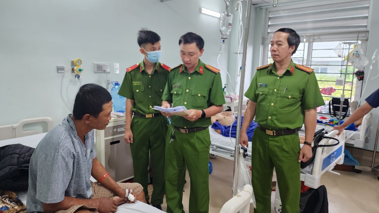 Chém Phó công an thị trấn và 2 người khác trọng thương vì bị xử phạt bán hàng rong
