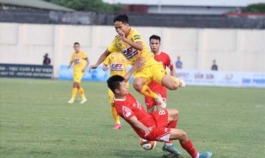 Thanh Hoá (áo vàng) thắng Viettel 3-2 ở trận đấu muộn nhất vòng 9, qua đó củng cố vững chắc ngôi đầu bảng. Ảnh: Thanh Vũ