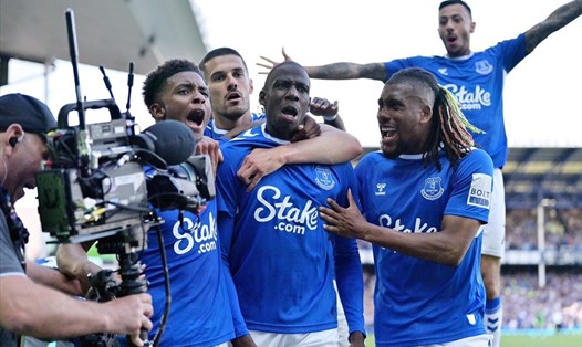 Niềm vui của các cầu thủ Everton sau khi trụ hạng thành công.  Ảnh: CLB Everton
